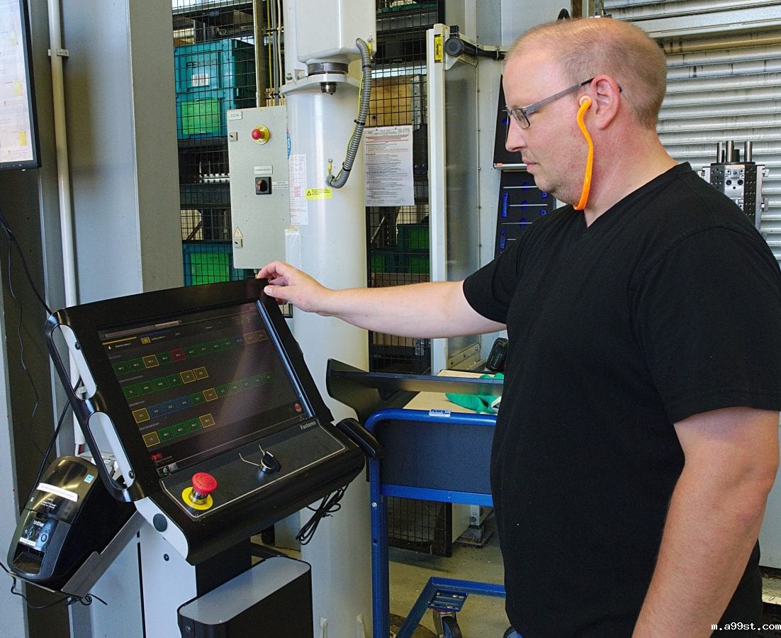 Fastems MMS manages tool data Each loading cell has a terminal with Fastems MMS. The software controls items such as the job-based pallet order in the MLS and manages all CNC programs and tool data.